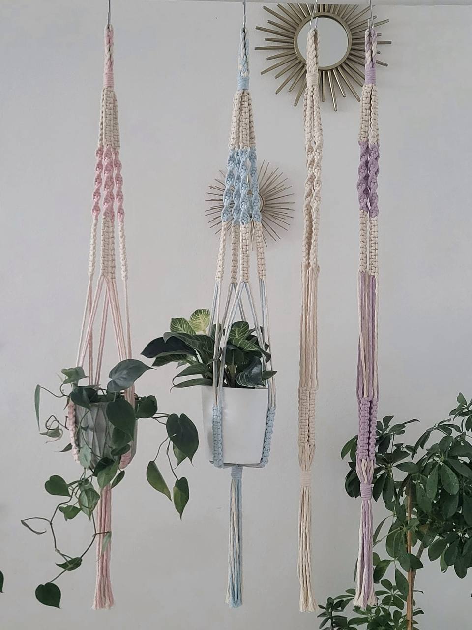 Handgjorda macramé-amplar i pastellfärger för växtinredning