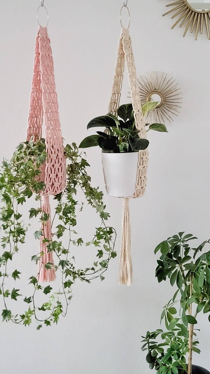 Macramé ampel i rosa och cream för små och medelstora krukor